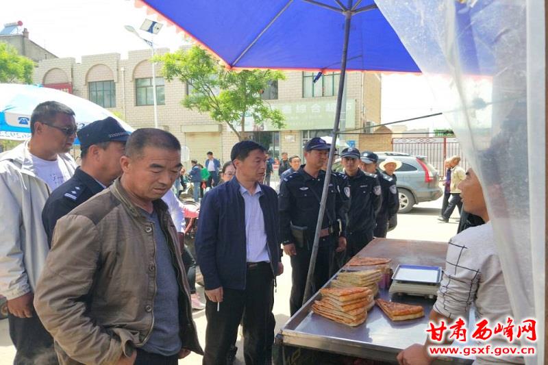 对食品摊点进行联合检查.jpg
