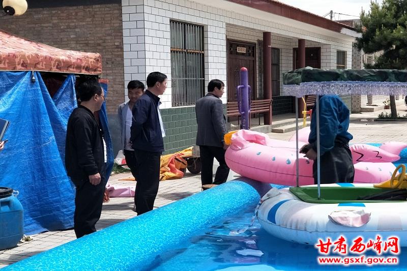 对儿童娱乐设施进行安全检查.jpg
